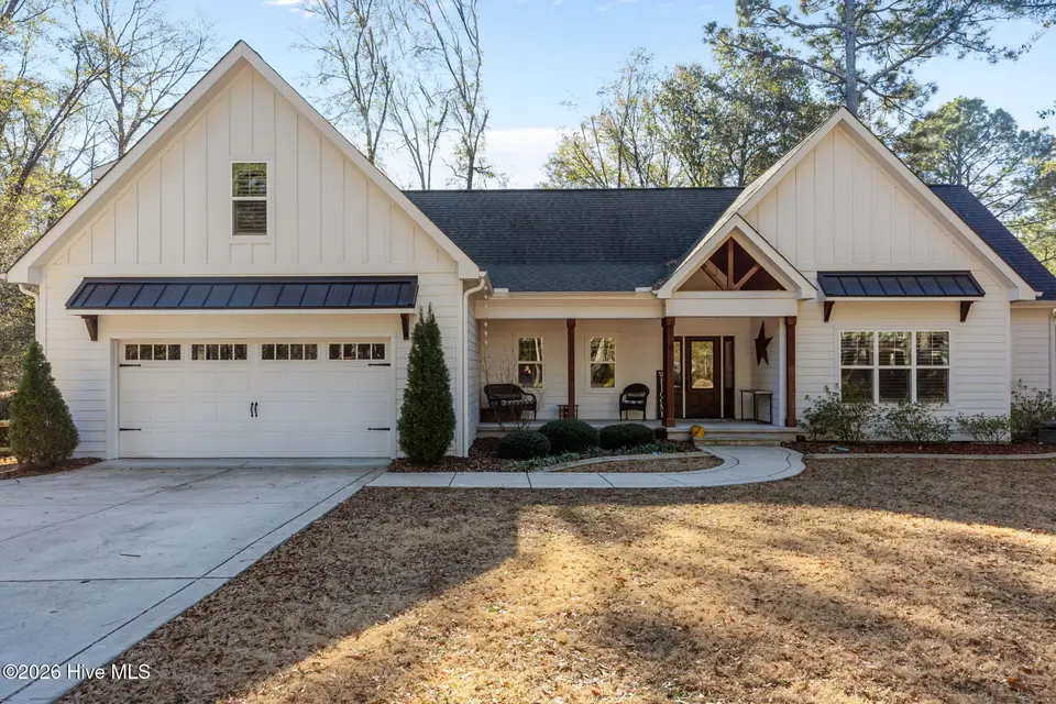 4 Oakmont Drive, Pinehurst, NC 28374 — 4-bedroom home in Unit 1, Pinehurst, NC, photo 1 of 47: Front