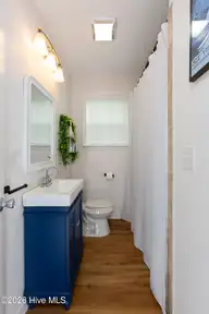 514 Jefferson Avenue, New Bern, NC 28560 — 3-bedroom home in Colonial Heights, New Bern, NC, photo 24 of 36: Guest Bath