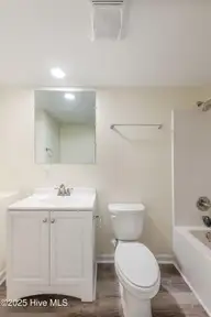 622 Walnut Drive, Jacksonville, NC 28540 — 3-bedroom home in Kenwood Extension, Jacksonville, NC, photo 24 of 59: Primary full bathroom