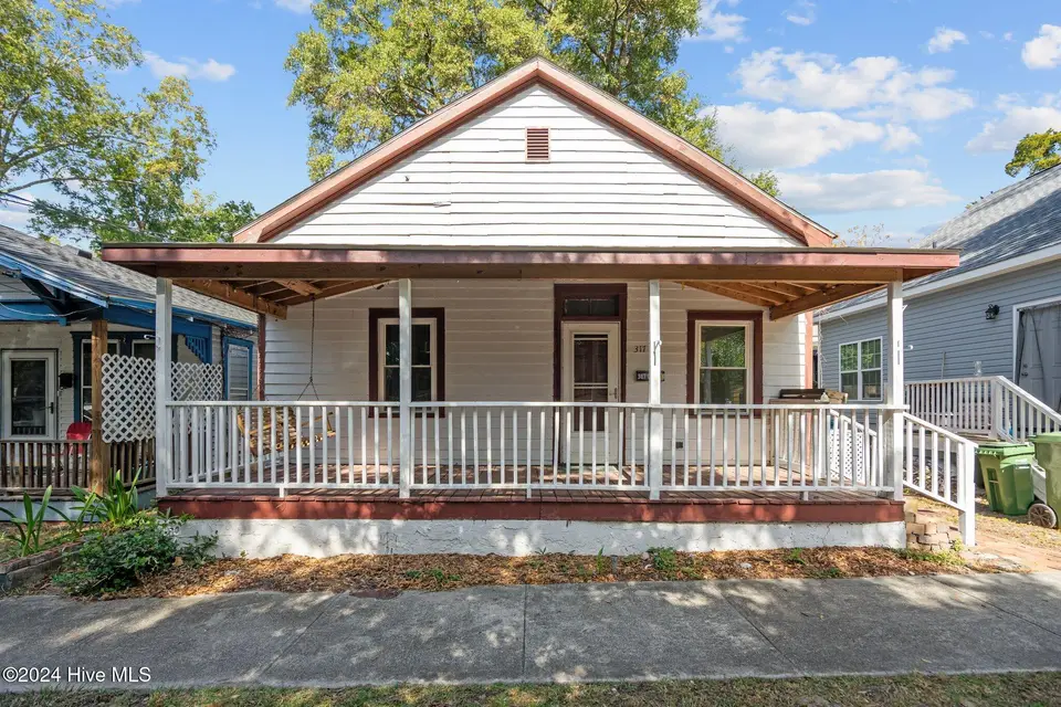 317 Queen Street, Wilmington, NC 28401 — 2-bedroom home in Dawson-Castle Street, Wilmington, NC, photo 1 of 14