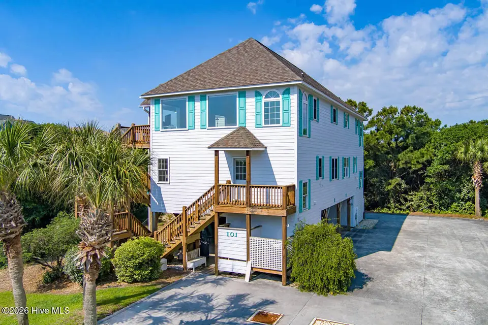 101 Shipwreck Lane E, Emerald Isle, NC 28594 — 3-bedroom waterfront townhome in Spinnakers Reach, Emerald Isle, NC, photo 1 of 38: Front of Home