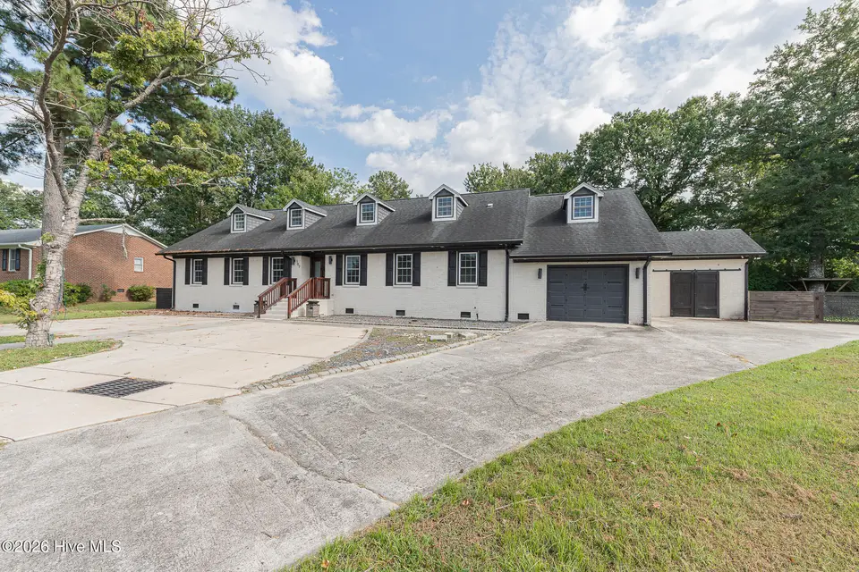 107 Boatswain Drive, New Bern, NC 28562 — 5-bedroom waterfront home in River Bend, New Bern, NC, photo 1 of 71: Front