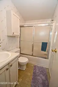 907 Palmer Drive, Carolina Shores, NC 28467 — 3-bedroom manufactured home in Village At Calabash, Carolina Shores, NC, photo 10 of 26: Guest Bath