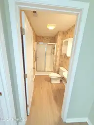 605 Windsong N, Swansboro, NC 28584 — 3-bedroom condo in The Villages at Swansboro, Swansboro, NC, photo 12 of 20: bathroom