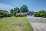 217 Pinewood Drive, New Bern, NC 28562 — 3-bedroom home in River Bend, New Bern, NC, photo 5 of 53: 05-217_pinewood-37