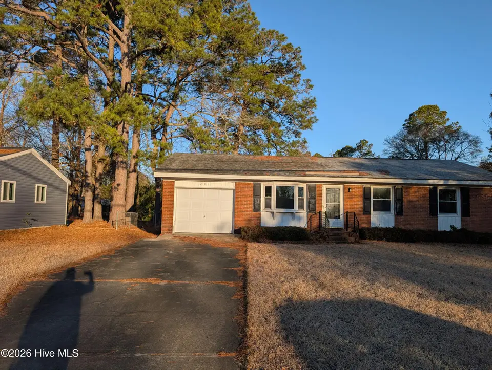 204 Shamrock Drive, Jacksonville, NC 28540 — 3-bedroom home in Shamrock Village, Jacksonville, NC, photo 1 of 23: Front