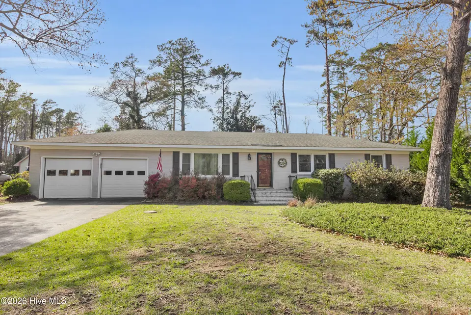 609 Edgehill Road, Trent Woods, NC 28562 — 3-bedroom home in Wilson Creek Heights, Trent Woods, NC, photo 1 of 48: 609 Edgehill Road, Trent Wood