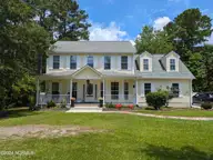 117 Longwood Drive, Stella, NC 28582 — 3-bedroom waterfront home in White Oak Landing, Stella, NC, photo 3 of 72: PXL_20240602_163327752