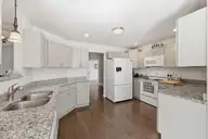 833 Pelican Drive, New Bern, NC 28560 — 3-bedroom waterfront home in Fairfield Harbour, New Bern, NC, photo 10 of 44: Kitchen