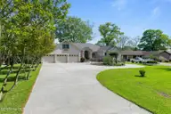 220 Shoreline Drive, New Bern, NC 28562 — 4-bedroom waterfront home in River Bend, New Bern, NC, photo 15 of 70: tempImagev0f0aB