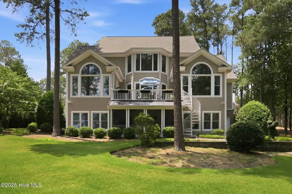 83 Abbottsford Drive, Pinehurst, NC 28374 — 4-bedroom home in Pinewild CC, Pinehurst, NC, photo 1 of 50: 26-web-or-mls-IMG_0058