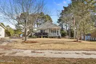139 Bayshore Street, Sea Level, NC 28577 — 3-bedroom waterfront home in Sea Level Inn, Sea Level, NC, photo 4 of 52: 8-web-or-mls-1S3A7313