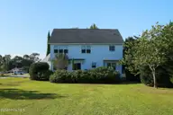 46 Pickett Way, Swansboro, NC 28584 — 4-bedroom waterfront home in Pickett Bay, Swansboro, NC, photo 7 of 19: 7-web-or-mls-IMG_6307