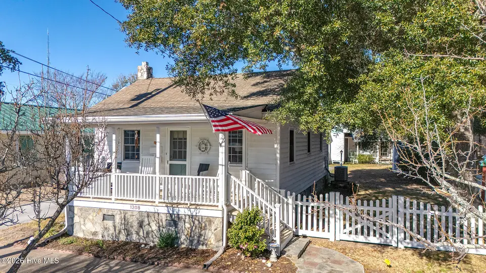 1208 Evans Street, Morehead City, NC 28557 — 2-bedroom home, Morehead City, NC, photo 1 of 35: 1208 EVANS (27)