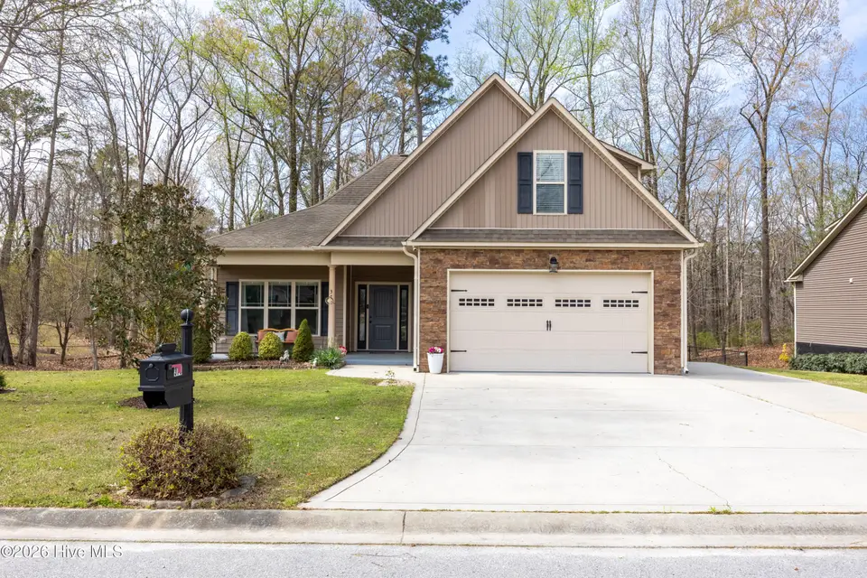 375 Victoria Drive, Chocowinity, NC 27817 — 3-bedroom waterfront home in Cypress Corner, Chocowinity, NC, photo 1 of 33: 375VictoriaDr_08