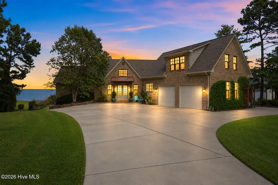 609 Neuse Harbour Boulevard, New Bern, NC 28560 — 4-bedroom waterfront home in Neuse Harbour, New Bern, NC, photo 1 of 57: front of home