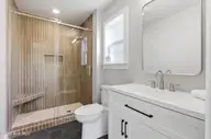 114 Jordan Drive, New Bern, NC 28562 — 4-bedroom waterfront townhome in Wesmill Pond Estates, New Bern, NC, photo 7 of 37: En Suite Bathroom