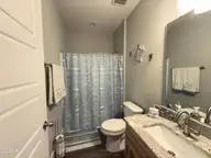 669 Pelican Circle, Bolivia, NC 28422 — 3-bedroom waterfront home in River Run Plantation, Bolivia, NC, photo 16 of 25: Guest bath