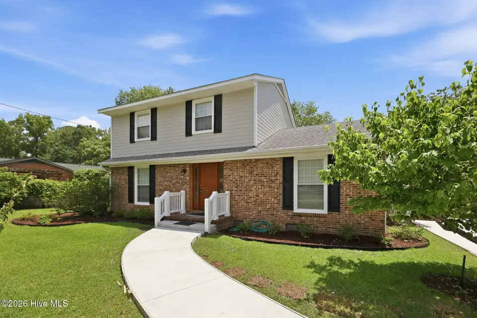 700 Robin Road, Morehead City, NC 28557 — 3-bedroom home in West Car Meadows, Morehead City, NC, photo 1 of 41: 54-web-or-mls-IMG_7275