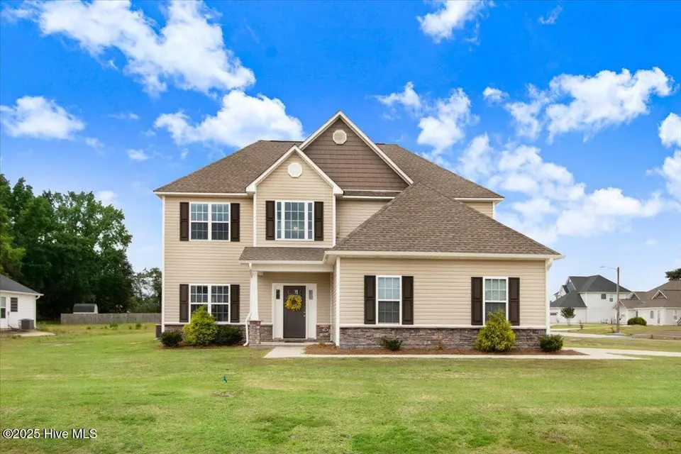 404 Clemens Drive, Pikeville, NC 27863 — 4-bedroom home in Goose Creek, Pikeville, NC, photo 1 of 38: 01-404 Clemens Dr-1