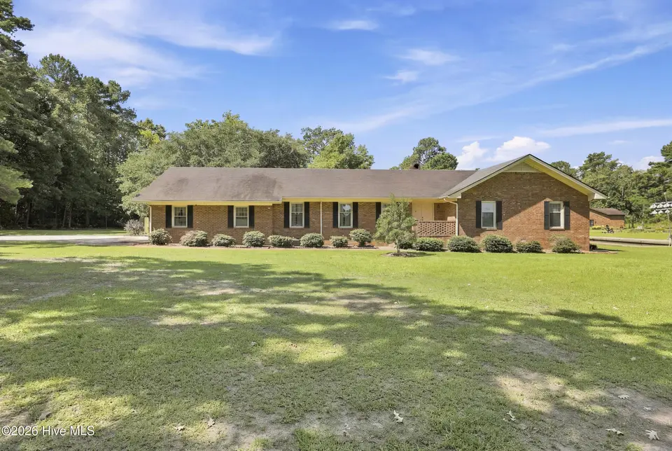959 Halls Creek Road, Elizabeth City, NC 27909 — 3-bedroom waterfront home in Halls Creek Subdivision, Elizabeth City, NC, photo 1 of 53: Front of home