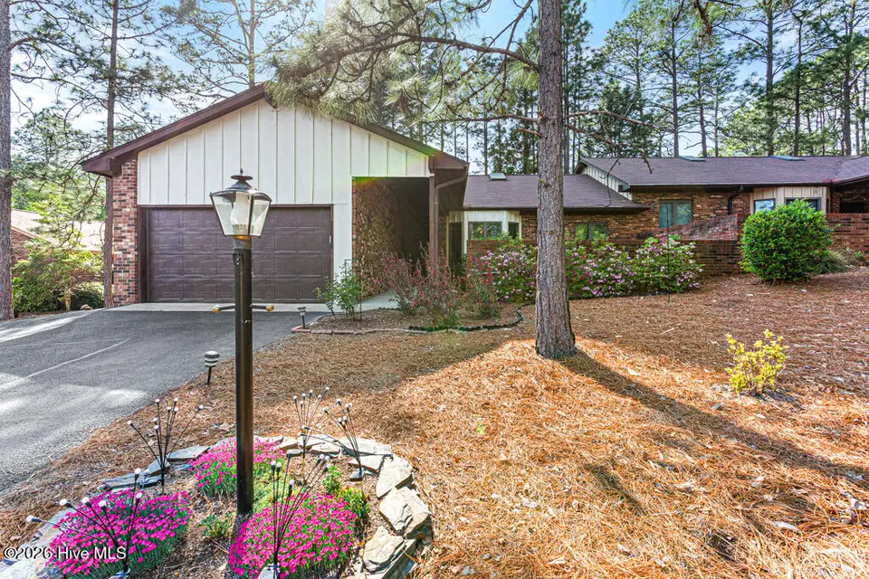 654 Redwood Drive, Southern Pines, NC 28387 — 2-bedroom townhome in Knlwd Vlg, Southern Pines, NC, photo 1 of 39: 654 Redwood Dr-LR-JFP-2