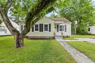 21 E Bayshore Boulevard, Jacksonville, NC 28540 — 2-bedroom home in Bayshore Estates, Jacksonville, NC, photo 2 of 27