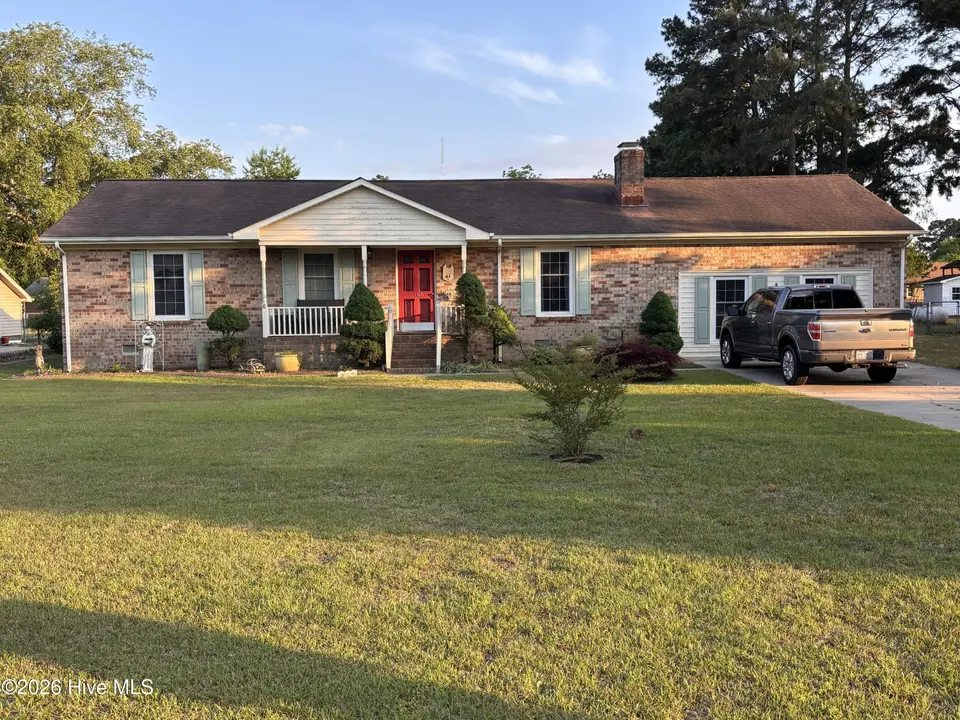 2485 Pine Knoll Drive, Kinston, NC 28504 — 3-bedroom home in Castle Oaks, Kinston, NC, photo 1 of 25: Main View