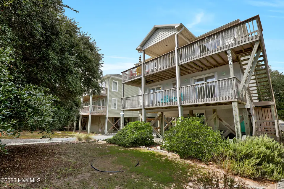 600-A N Anderson Boulevard, Topsail Beach, NC 28445 — 4-bedroom waterfront home in Topsail Beach, Topsail Beach, NC, photo 1 of 42: Oceanside