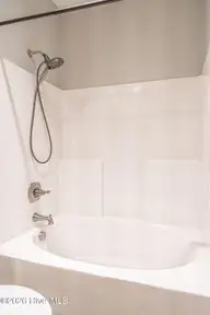 125 Bree Court, Aberdeen, NC 28315 — 5-bedroom home in Devonshire, Aberdeen, NC, photo 17 of 46: Tub/Shower