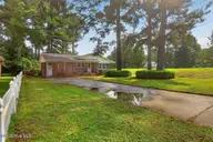 2400 N Hills Drive, New Bern, NC 28562 — 3-bedroom home in North Hills, New Bern, NC, photo 20 of 21: IMG_4677