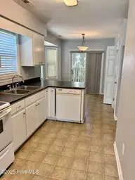 113 Gladiola Drive, New Bern, NC 28562 — 3-bedroom home in Surrey Downs, New Bern, NC, photo 4 of 12: Kitchen