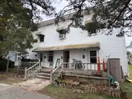 106 N 9th Street, Morehead City, NC 28557 — 6-bedroom home, Morehead City, NC, photo 2 of 32: IMG_5547