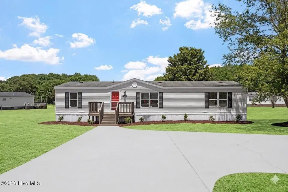 105 Stone Glen Place, Pikeville, NC 27863 — 3-bedroom manufactured home, Pikeville, NC, photo 1 of 26: 105 Stone Glen front