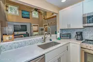 23 Ibis Roost, Bald Head Island, NC 28461 — 3-bedroom home in Ibis Roost, Bald Head Island, NC, photo 18 of 40: Kitchen