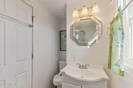202 Glenn Street, Atlantic Beach, NC 28512 — 5-bedroom waterfront home in Money Island Beach, Atlantic Beach, NC, photo 16 of 21: Full Bath