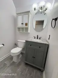 102 Dockside Drive, Jacksonville, NC 28546 — 4-bedroom waterfront home in Hunters Creek, Jacksonville, NC, photo 12 of 33: hall bath