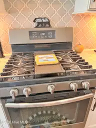 212 Shoreview Drive, New Bern, NC 28562 — 3-bedroom waterfront home in Stillwater Harbour, New Bern, NC, photo 19 of 49: Gas Range