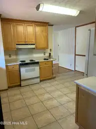 700 Oakwood Avenue, Jacksonville, NC 28546 — 3-bedroom home in Brynn Marr, Jacksonville, NC, photo 4 of 15