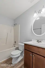 84 Crush Court, Swansboro, NC 28584 — 3-bedroom townhome in Pirates Cove Townhouses, Swansboro, NC, photo 17 of 29: Main Bath