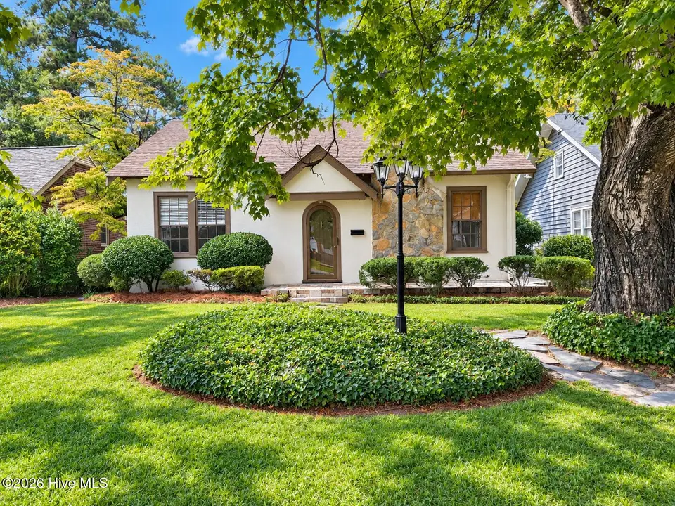 1512 Beal Street, Rocky Mount, NC 27804 — 2-bedroom home, Rocky Mount, NC, photo 1 of 16: Sunlit Storybook Cottage and Garden