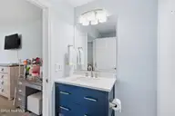 201 Mansfield Parkway, Morehead City, NC 28557 — 4-bedroom waterfront home in Morehead Bluffs, Morehead City, NC, photo 17 of 50: Downstairs Bedroom 1 On Suite