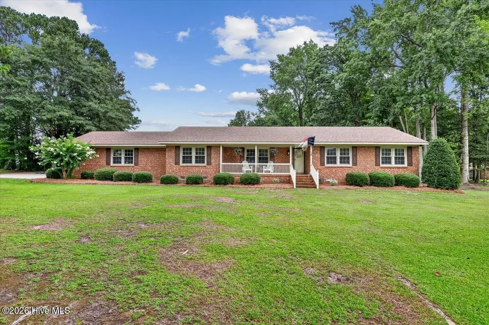 2444 Creekside Road, Kinston, NC 28504 — 3-bedroom home in Branchwood, Kinston, NC, photo 1 of 51: 01-2444 Creekside Rd-1