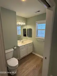 605 Windsong N, Swansboro, NC 28584 — 3-bedroom condo in The Villages at Swansboro, Swansboro, NC, photo 10 of 20: Master Ensuite