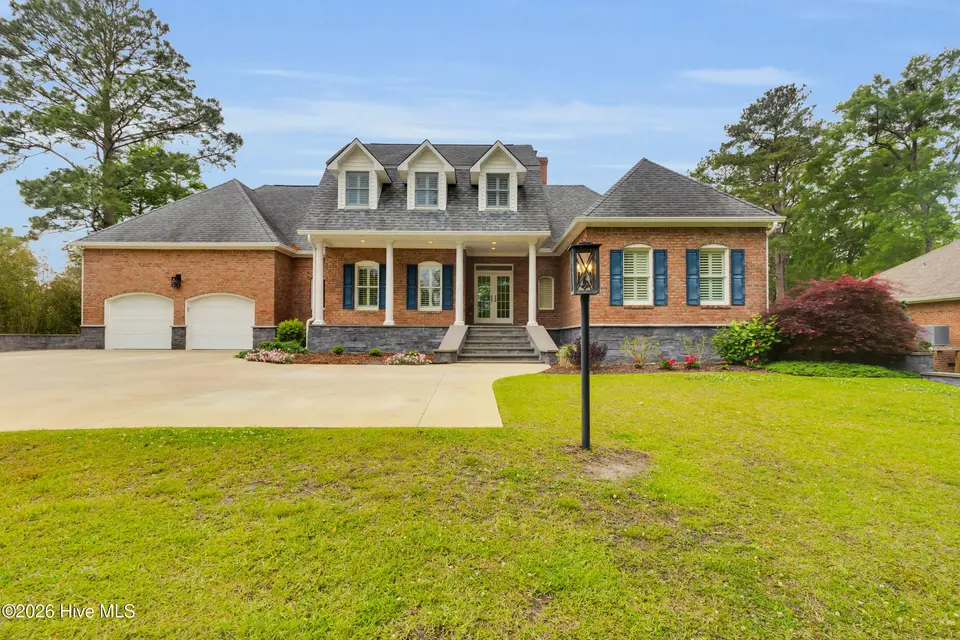 611 Creekwood Drive, Trent Woods, NC 28562 — 4-bedroom waterfront home in Creekwood, Trent Woods, NC, photo 1 of 66: 611 Creekwood Drive