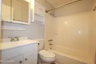 419 Kenwood Drive, Jacksonville, NC 28540 — 3-bedroom home in Kenwood Homes, Jacksonville, NC, photo 13 of 23: Bath