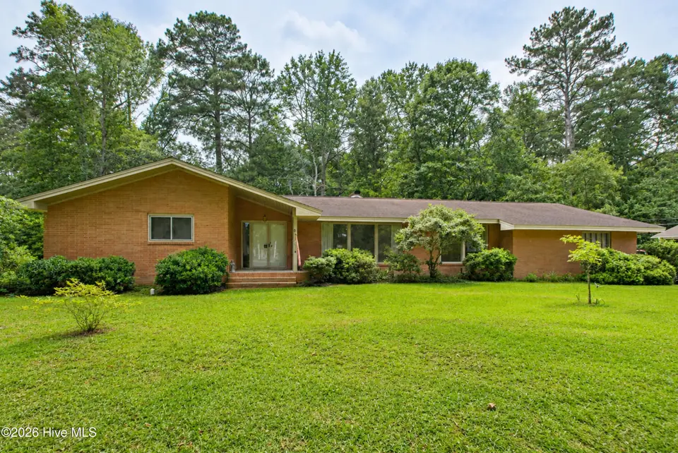 527 Edgewood Circle, Whiteville, NC 28472 — 3-bedroom home in McKenzie Woods, Whiteville, NC, photo 1 of 64: Front