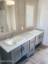 104 Dundee Trail, Holly Ridge, NC 28445 — 3-bedroom manufactured home, Holly Ridge, NC, photo 11 of 22: Master bath
