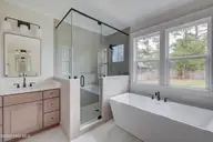125 Cove Side Lane, Hampstead, NC 28443 — 4-bedroom waterfront home in Pelican Sound, Hampstead, NC, photo 17 of 29: Master Bath