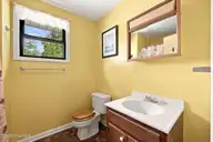 1210 Pelican Drive, New Bern, NC 28560 — 3-bedroom waterfront home in Fairfield Harbour, New Bern, NC, photo 21 of 48: Upstairs bath
